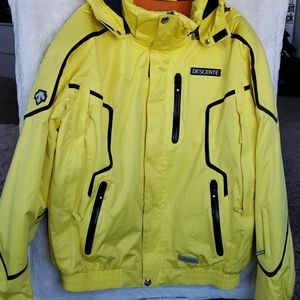 DESCENTE OGASAKA SKI EKS + THERMO ジャケット DESCENTEから全地形に対応する防⽔シェルジャケットが発売
